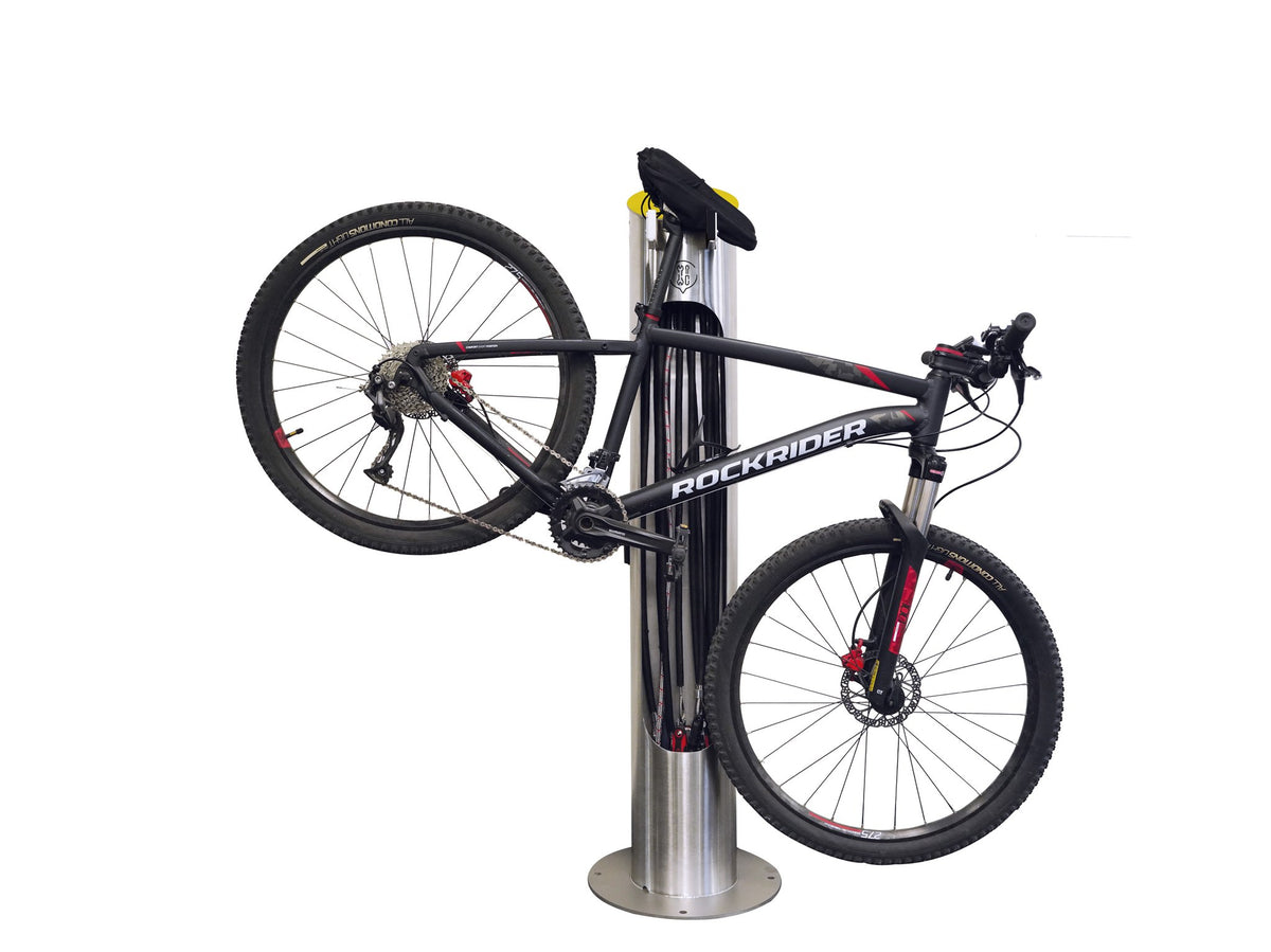 Cyclo Station avec un vélo suspendu sur le support de cadre