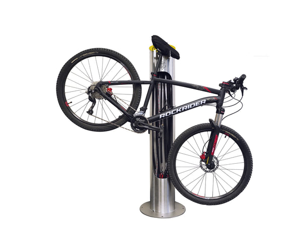 Cyclo Station avec un vélo suspendu sur le support de cadre
