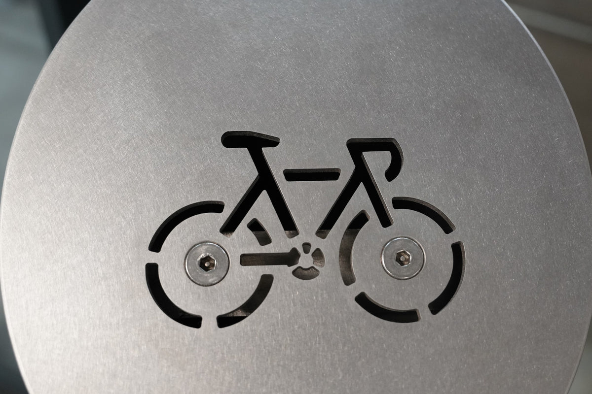 Pictogramme vélo découpé dans le chapeau de la Cyclo Station