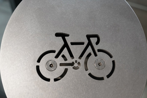 Pictogramme vélo découpé dans le chapeau de la Cyclo Station