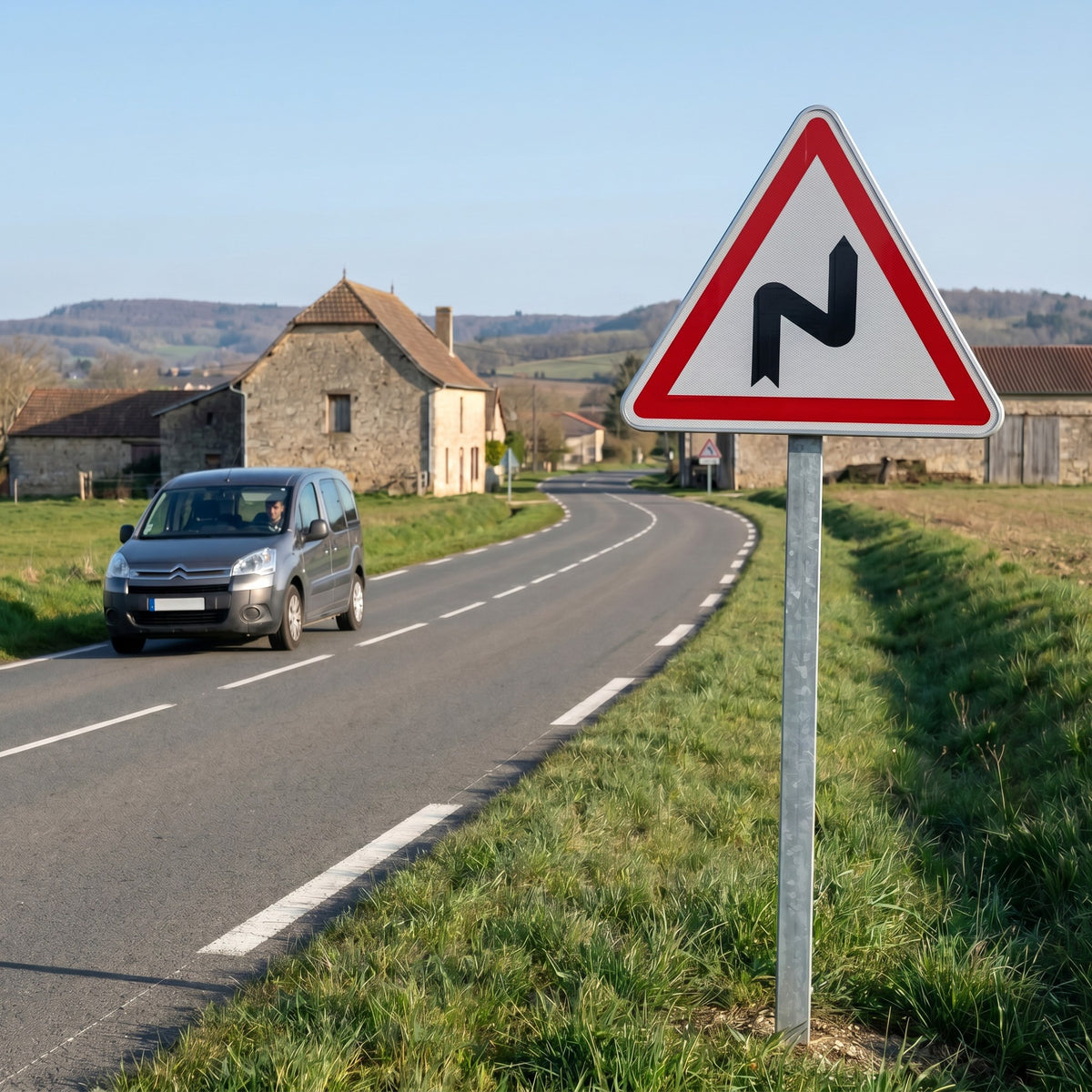 Panneau A1c — mise en situation sur voirie