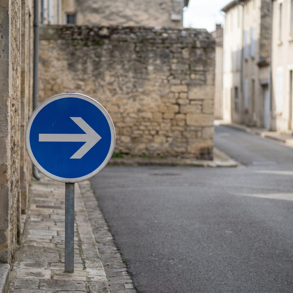 Panneau B21-1 — obligation de tourner à droite, mise en situation sur voirie