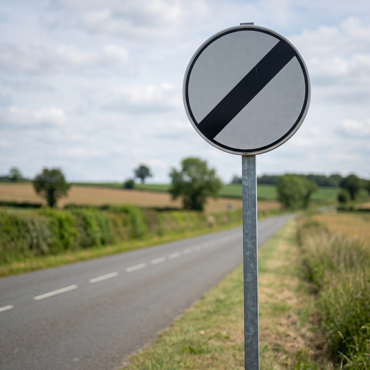Panneau B31 fin de toutes interdictions — mise en situation en bord de route