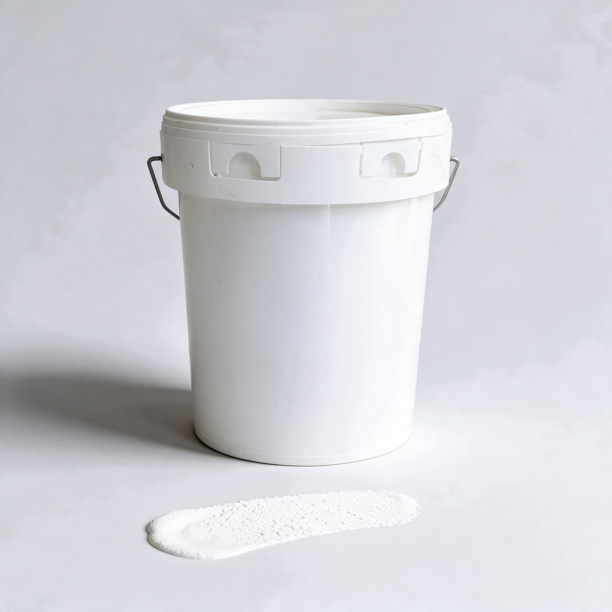 Peinture routière blanche à l'eau — seau 25 kg (image générée par IA) Image principale du produit