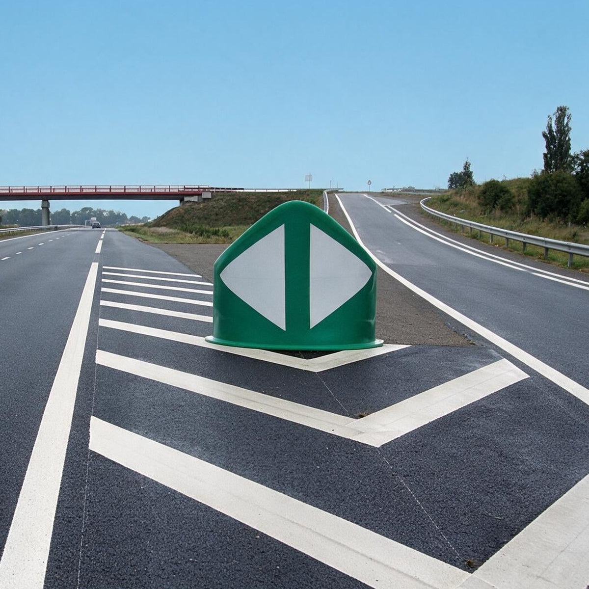 Musoir J14a au nez du divergent — sortie d'autoroute (mise en situation générée par IA) Image principale du produit
