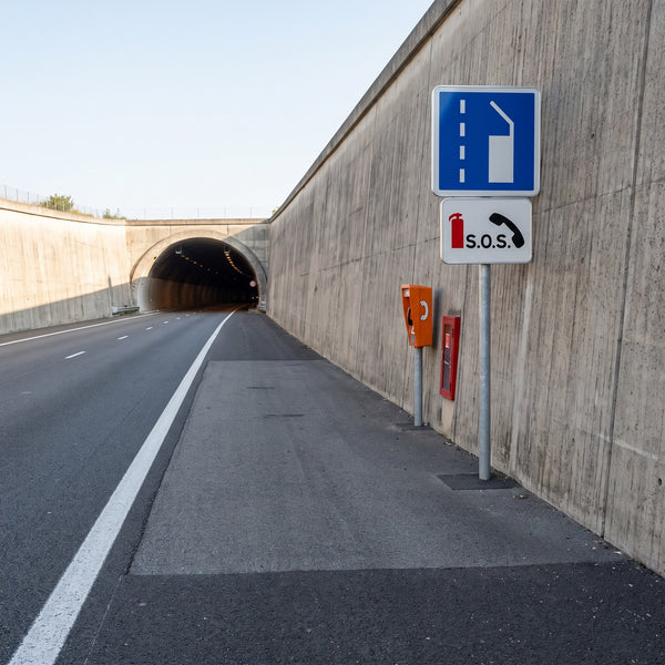 Panonceau routier poste d'appel d'urgence et moyen de lutte incendie M9f — mise en situation
