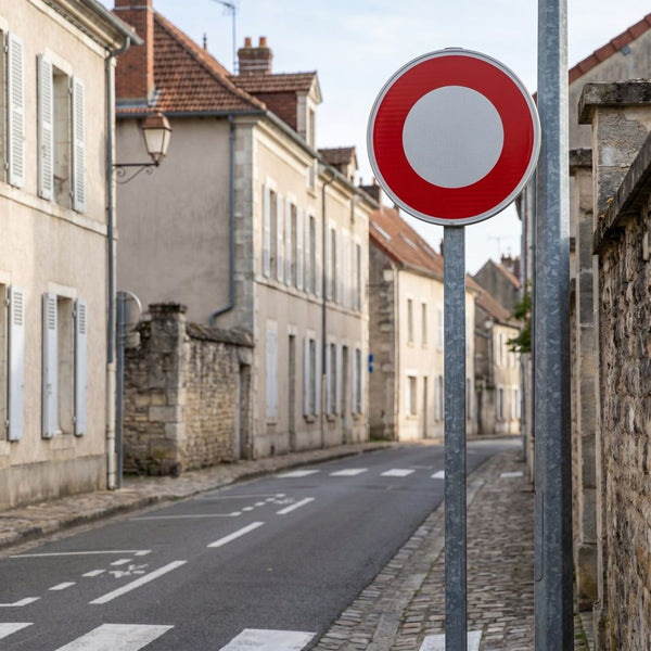 Panneau B0 — Circulation interdite à tout véhicule dans les deux sens — mise en situation sur voirie