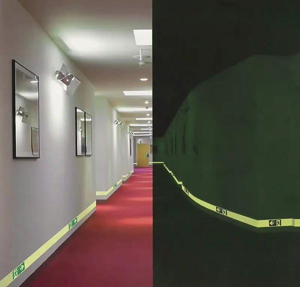 Couloir balisé en photoluminescent, de jour et dans le noir