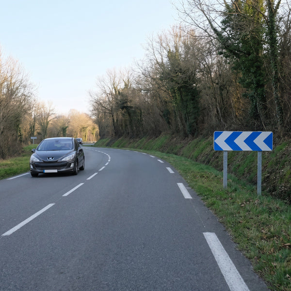 Balise de virage multichevrons à gauche J4 — mise en situation