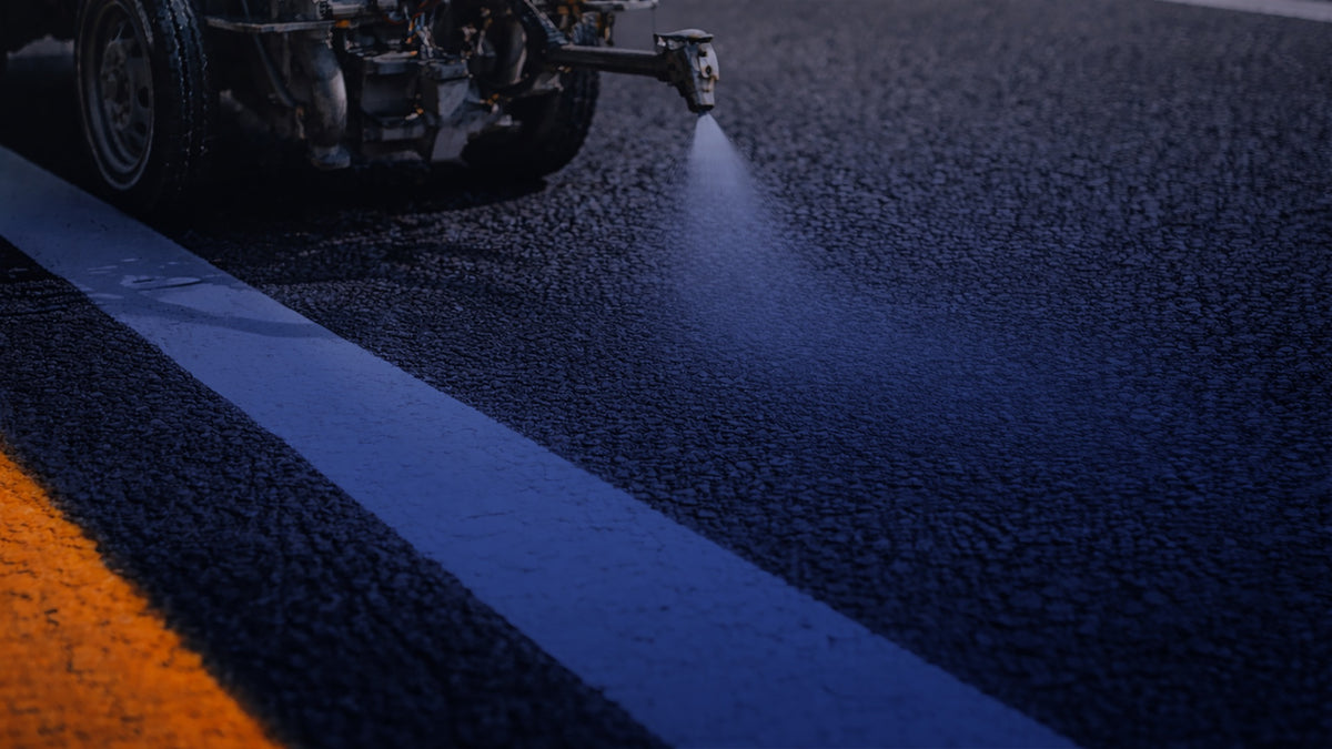 Machine de marquage routier traçant une ligne — C2 Signalisation / C2 Marquage