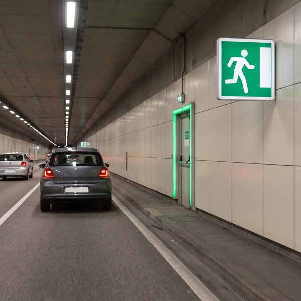 Panneau CE30A — Issue de secours vers la droite — mise en situation
