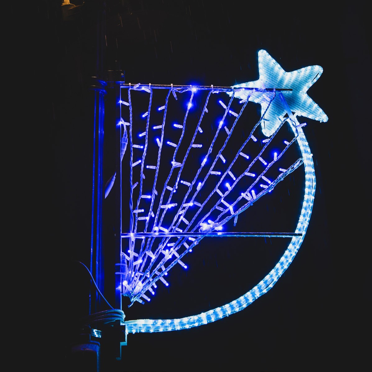 Symphonie en situation sur candélabre, de nuit, ici en coloris bleu