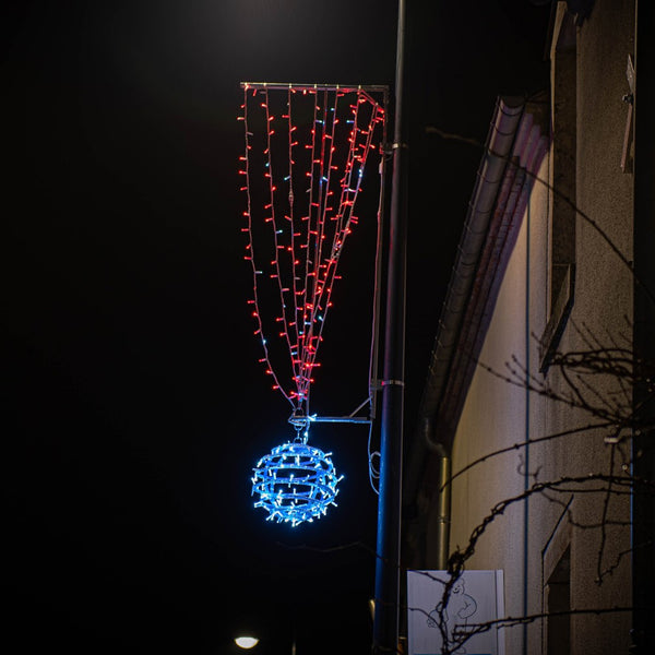 Niagara sphère en situation sur candélabre, de nuit, ici avec une sphère bleue