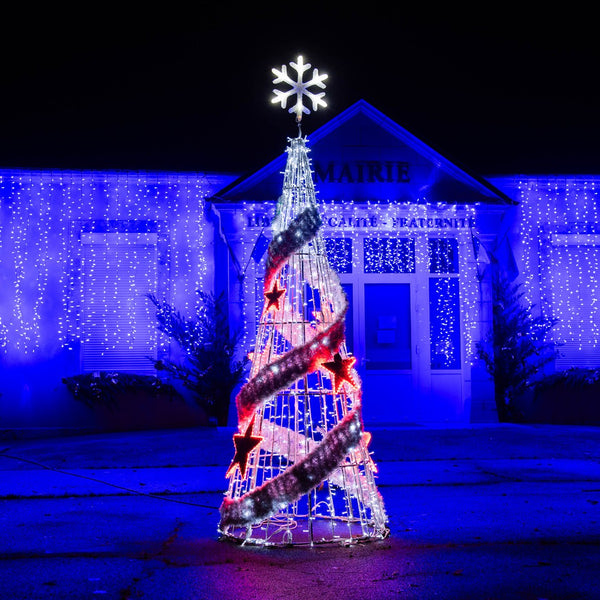 Cône étoiles en situation devant une mairie illuminée, de nuit