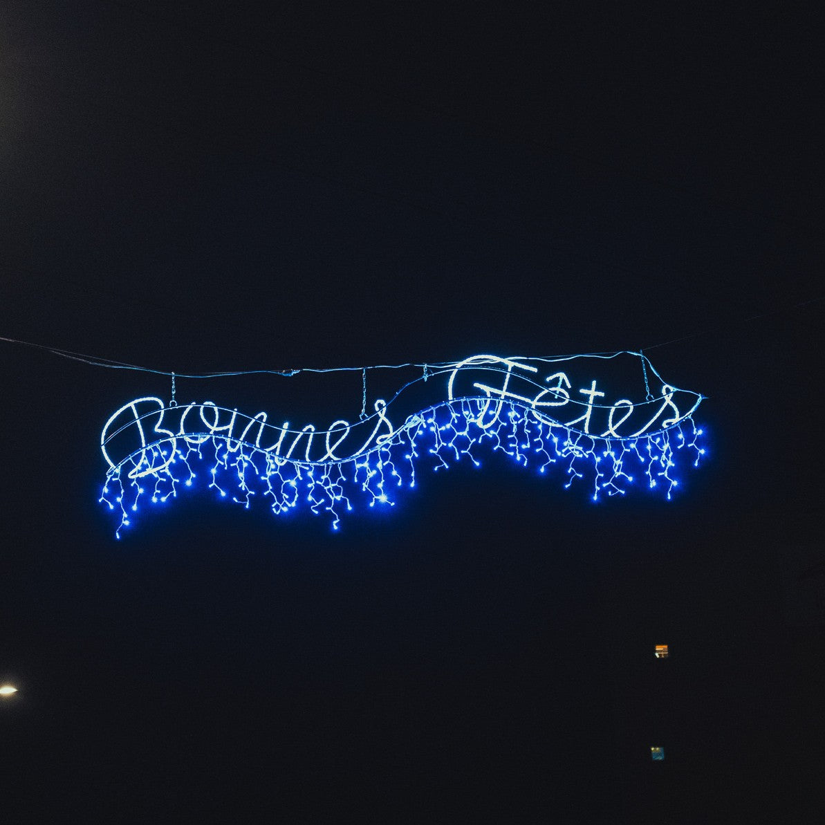 Bonnes fêtes vagues en situation en traversée de rue, de nuit, ici en bleu
