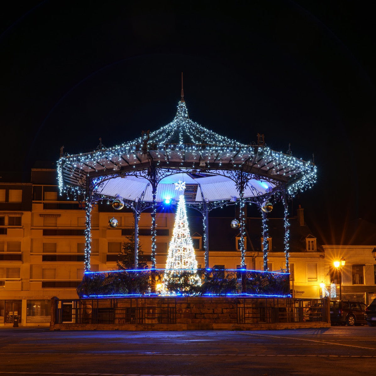 Cône boucles en situation sous un kiosque illuminé, de nuit