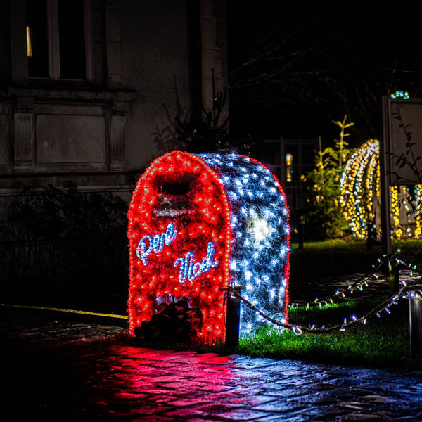 Boîte aux lettres en situation dans un jardin, de nuit
