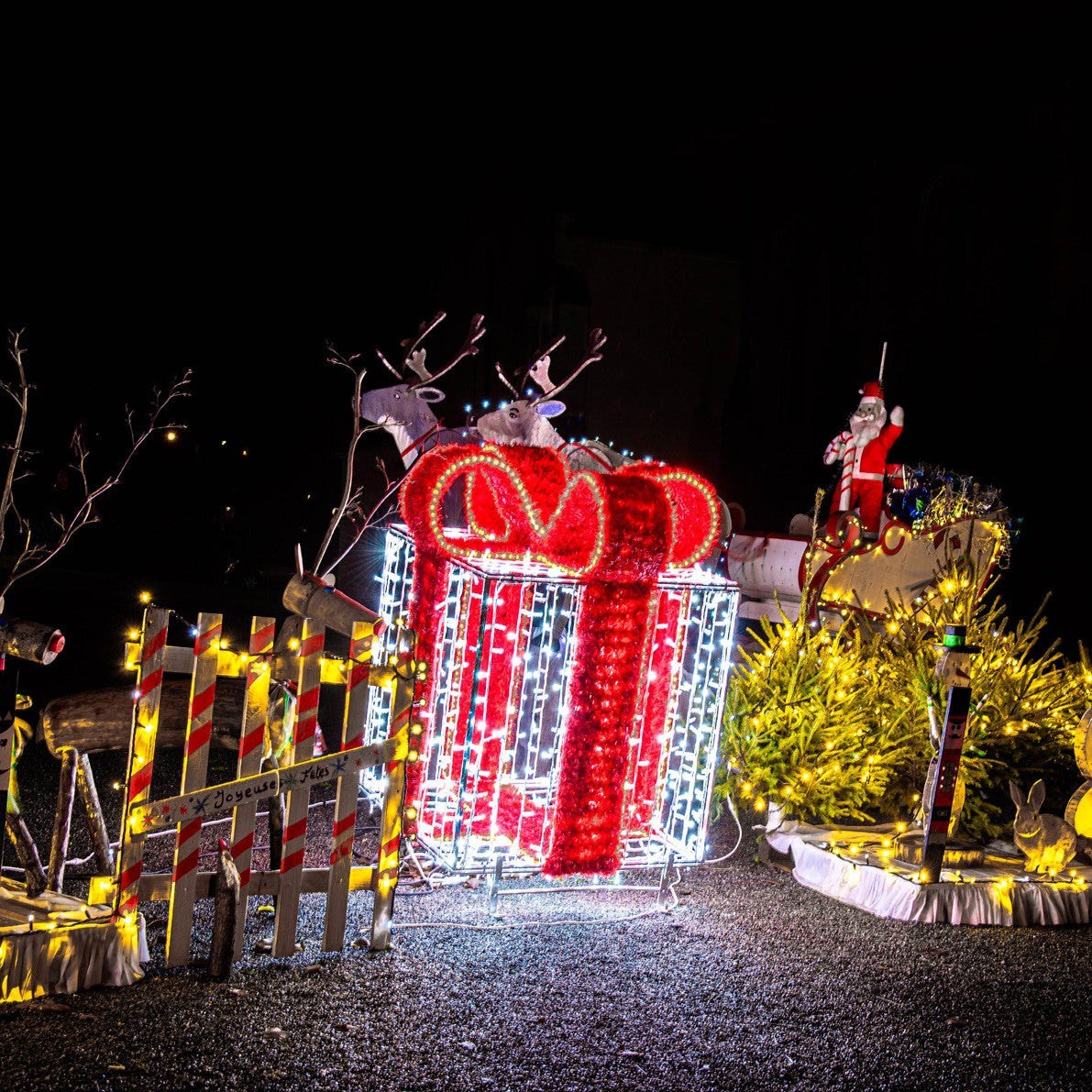Cadeau en situation au milieu d’un décor de Noël, de nuit