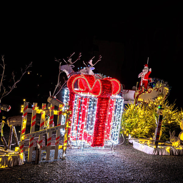 Cadeau en situation au milieu d’un décor de Noël, de nuit