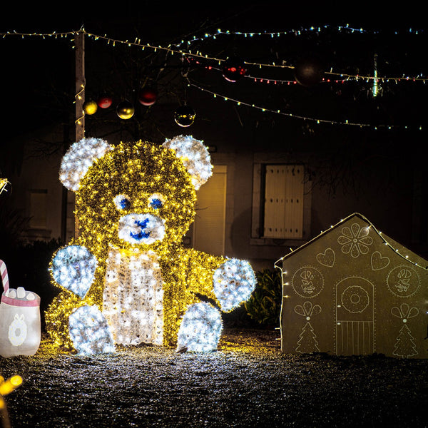 Nounours câlin en situation dans un décor de Noël, de nuit