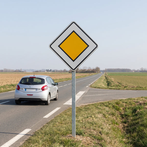 Panneau routier route à caractère prioritaire AB6 — mise en situation