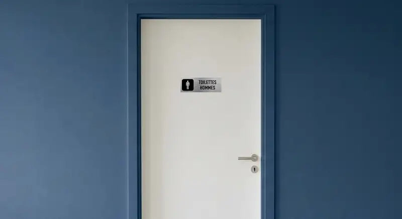 Plaque aluminium brossé Toilettes hommes posée sur une porte