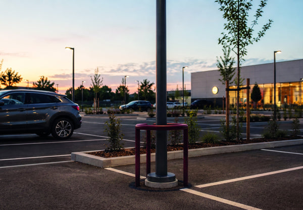 Protection de candélabre galvanisée thermolaquée, en situation sur parking