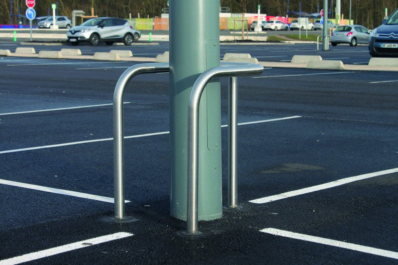 Protection de candélabre inox 3 montants posée sur parking