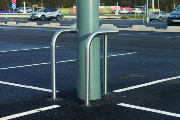 Protection de candélabre inox 3 montants posée sur parking