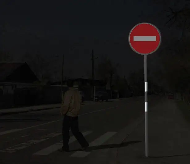 Ruban réfléchissant argent posé sur un obstacle